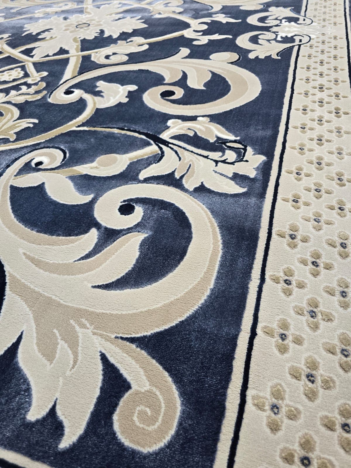 تركيب سجاد بألوان عصرية في غرفة معيشة