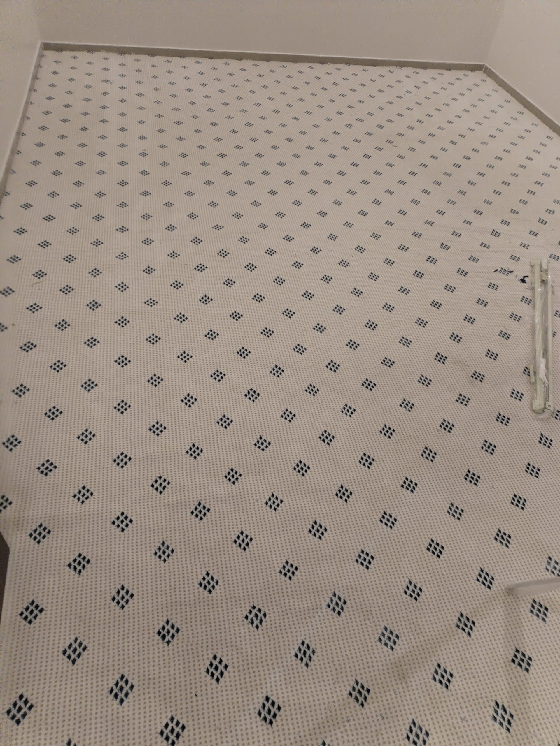 فرش سجاد احترافي لقاعة مؤتمرات بالرياض