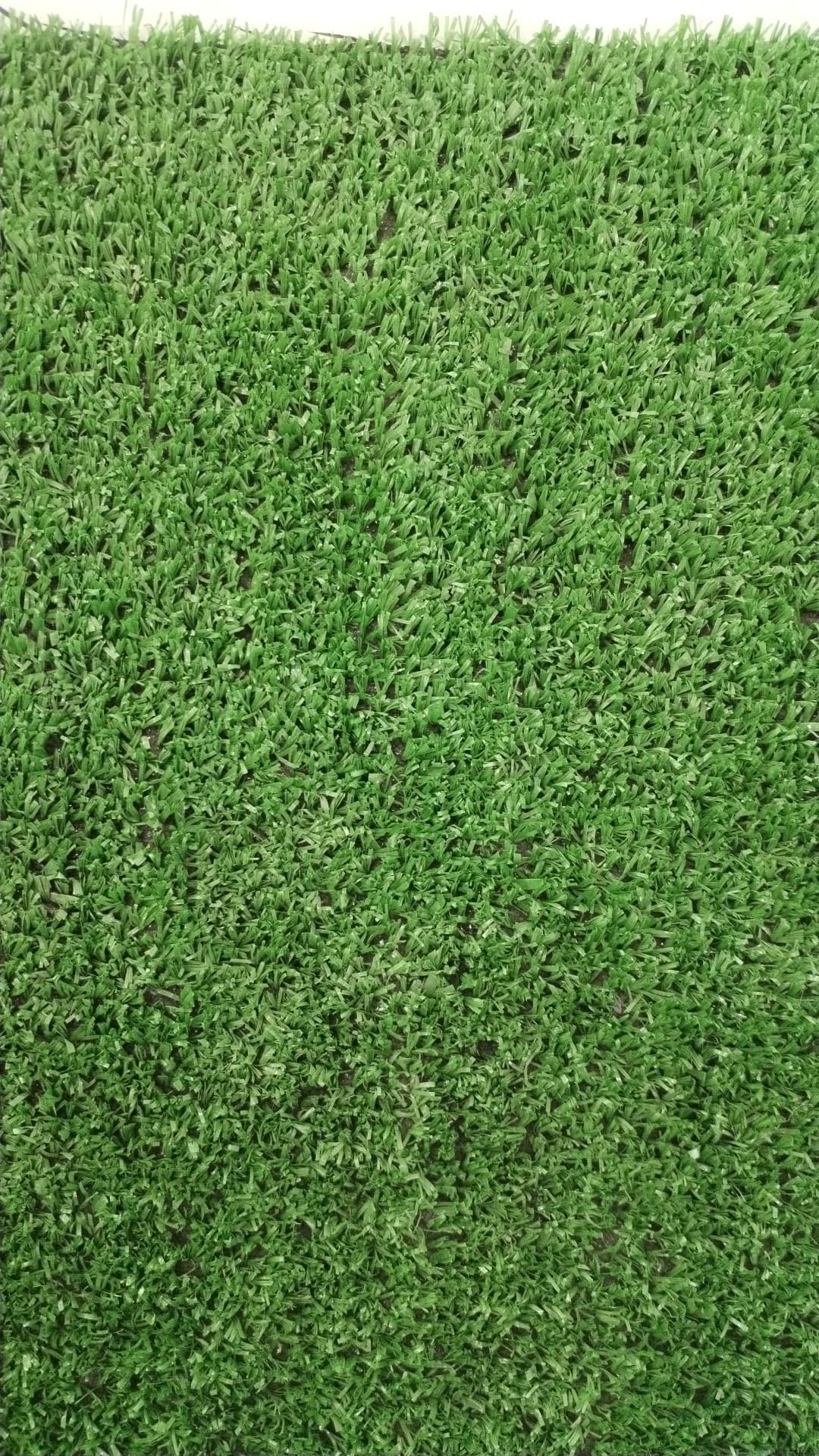 نجيلة صناعية على سطح منزل