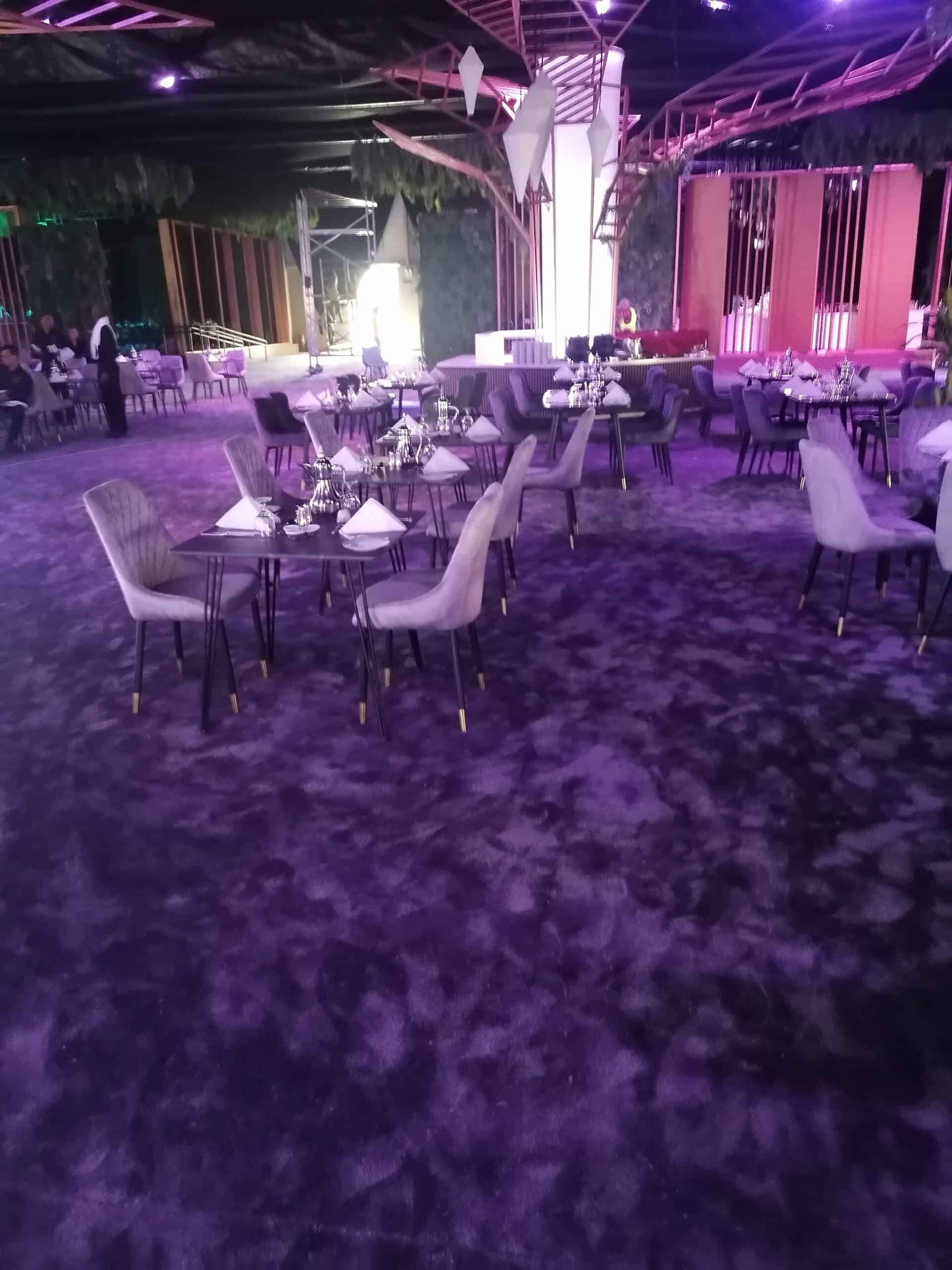 تركيب موكيت فاخر في قاعة مؤتمرات بالرياض