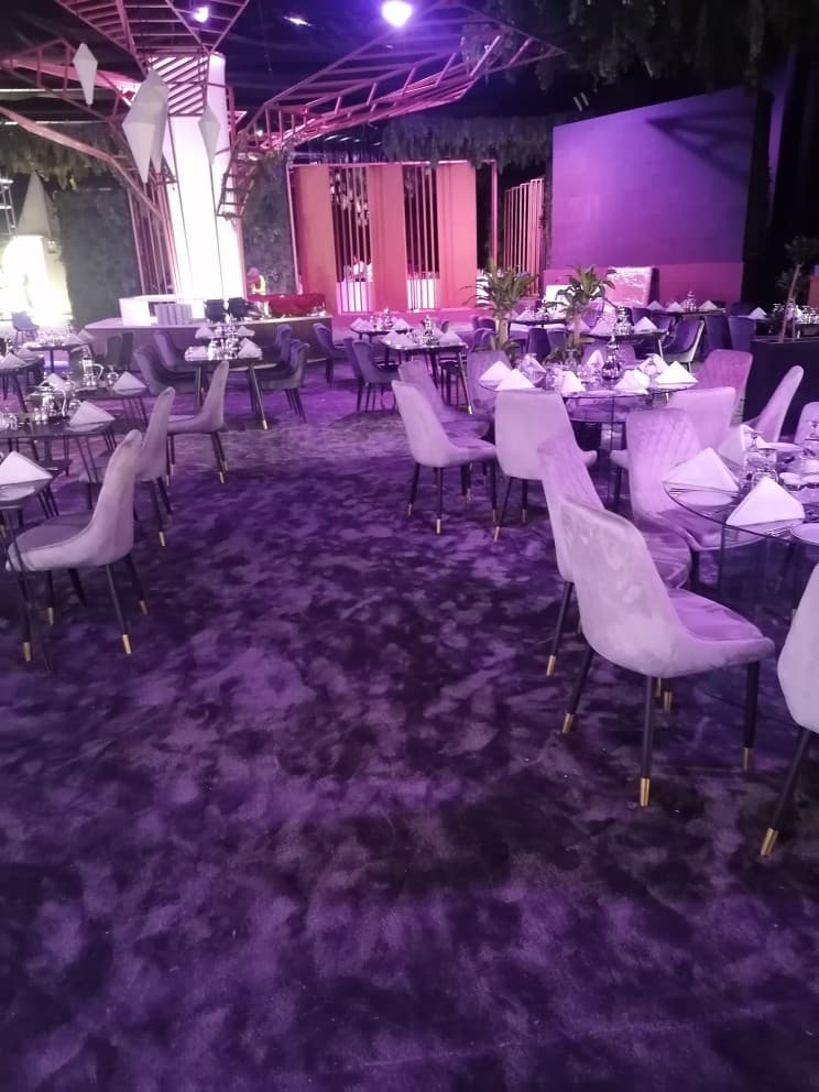 تركيب موكيت في غرفة اجتماعات