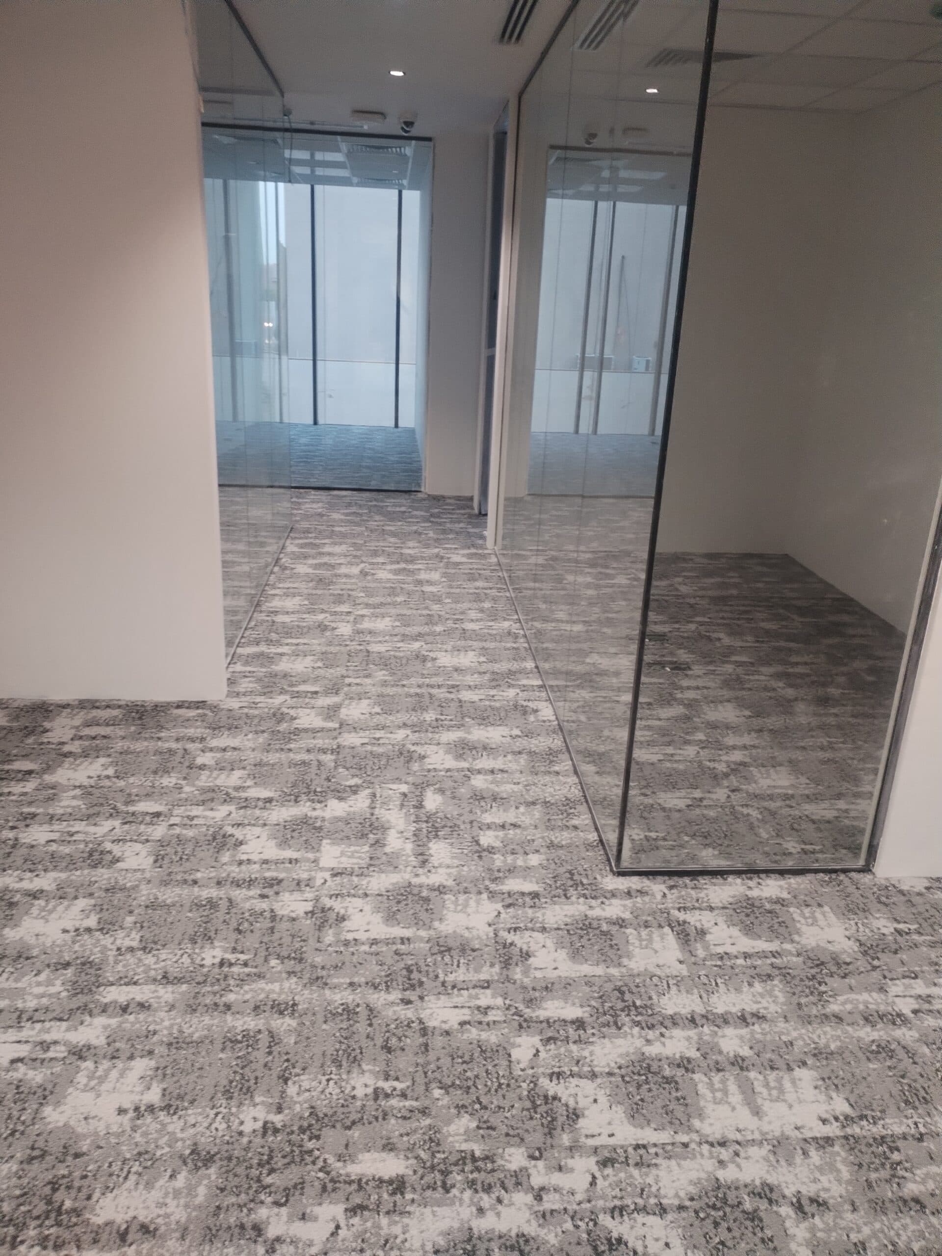 سجاد مكاتب عصري في شركة بالرياض