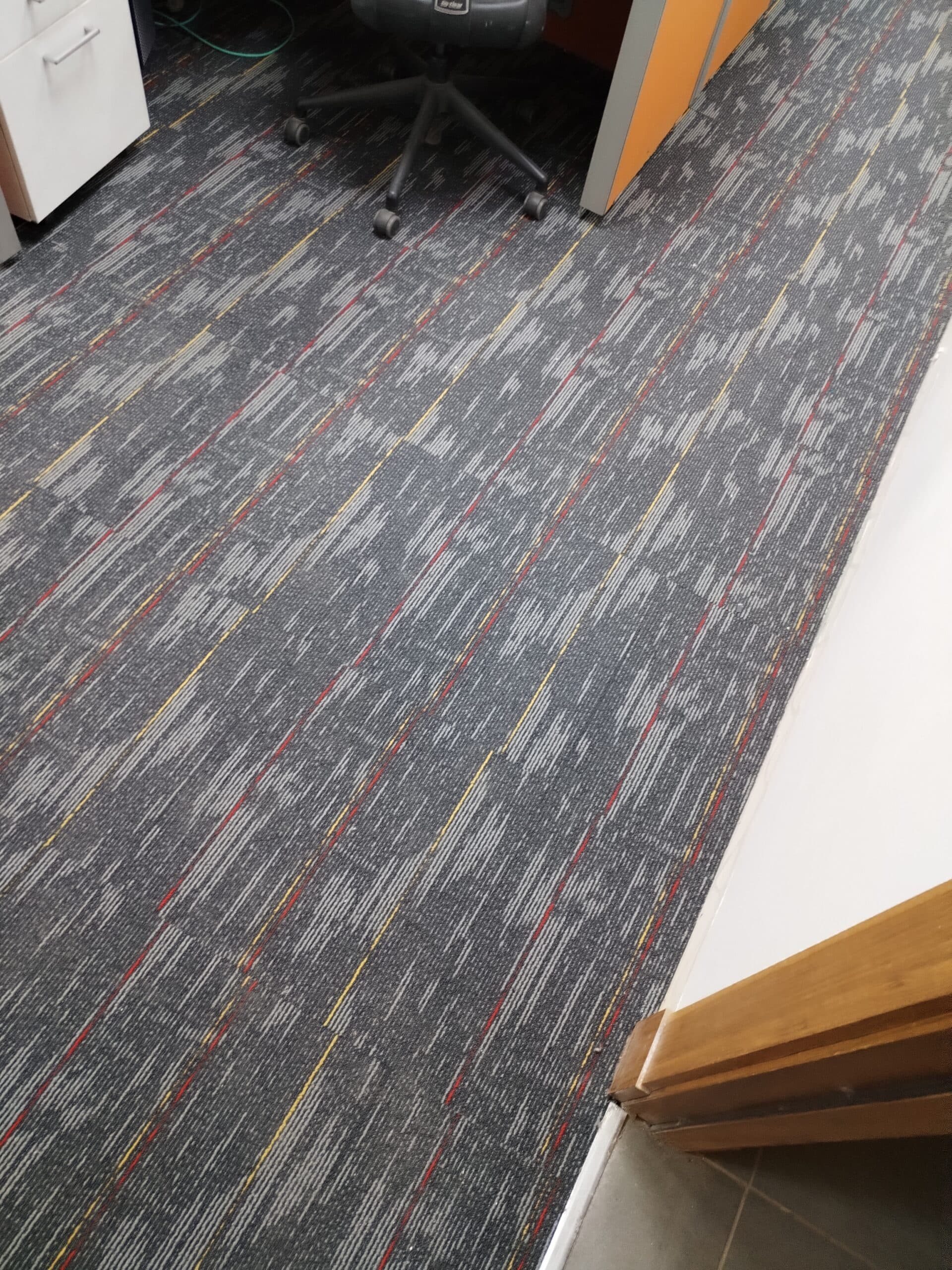 تركيب سجاد بلاط في مكتب تنفيذي