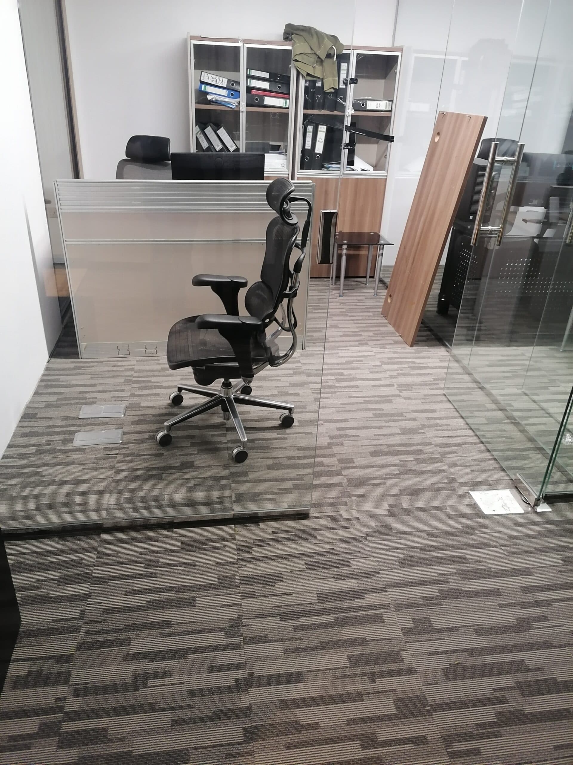 سجاد مكاتب بلون رمادي أنيق