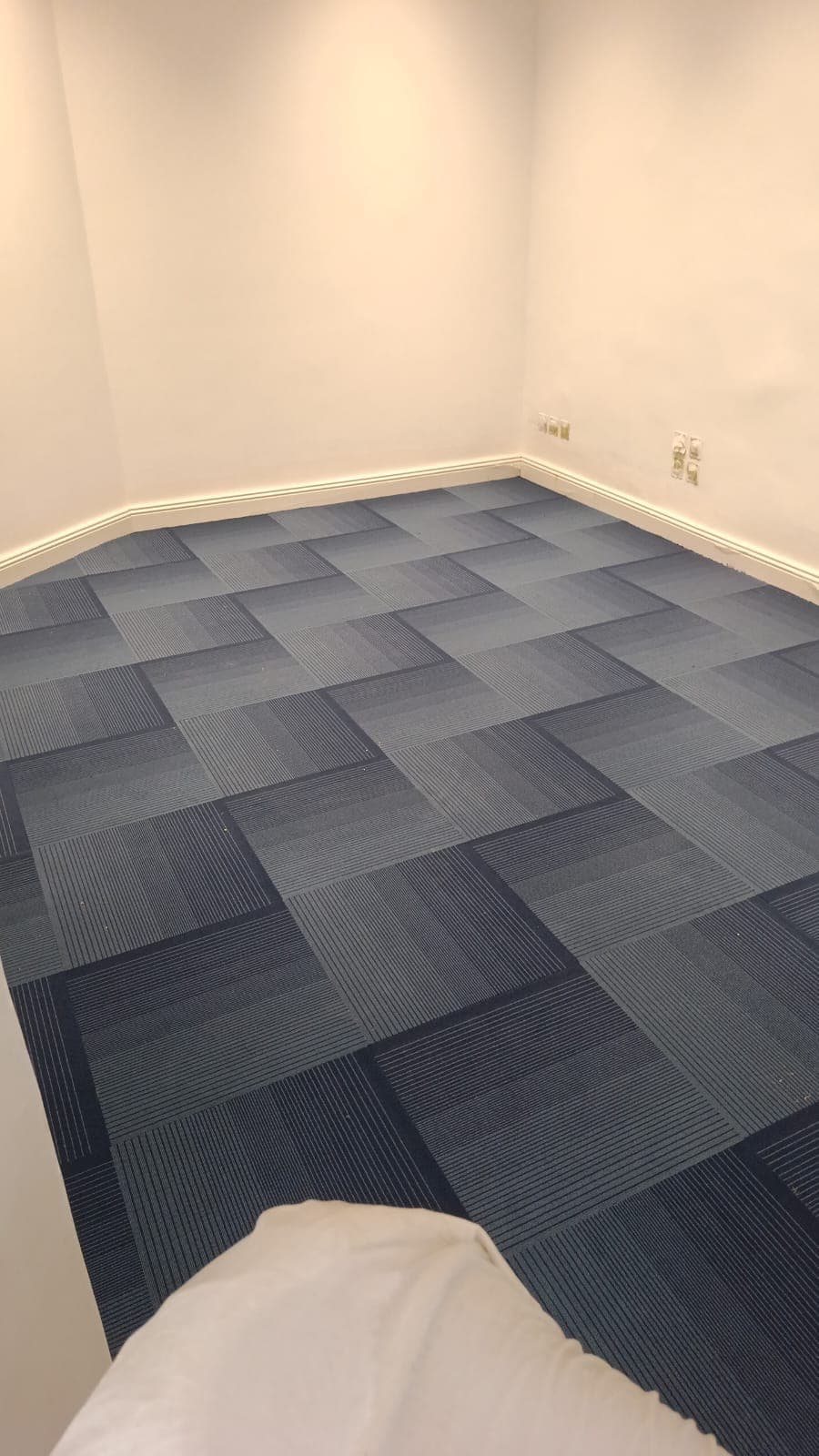 تركيب سجاد في غرفة اجتماعات