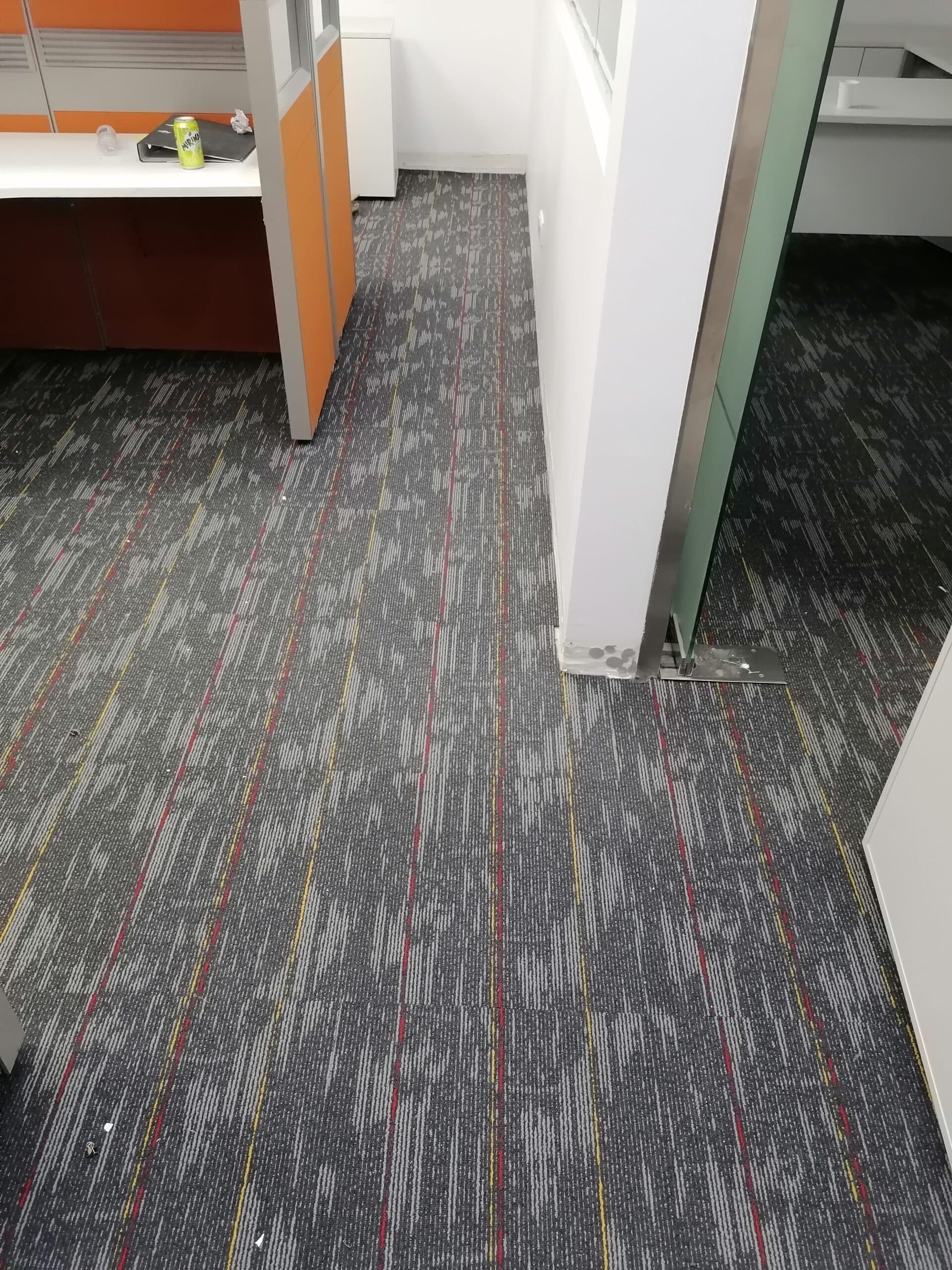 تركيب سجاد في مقر شركة