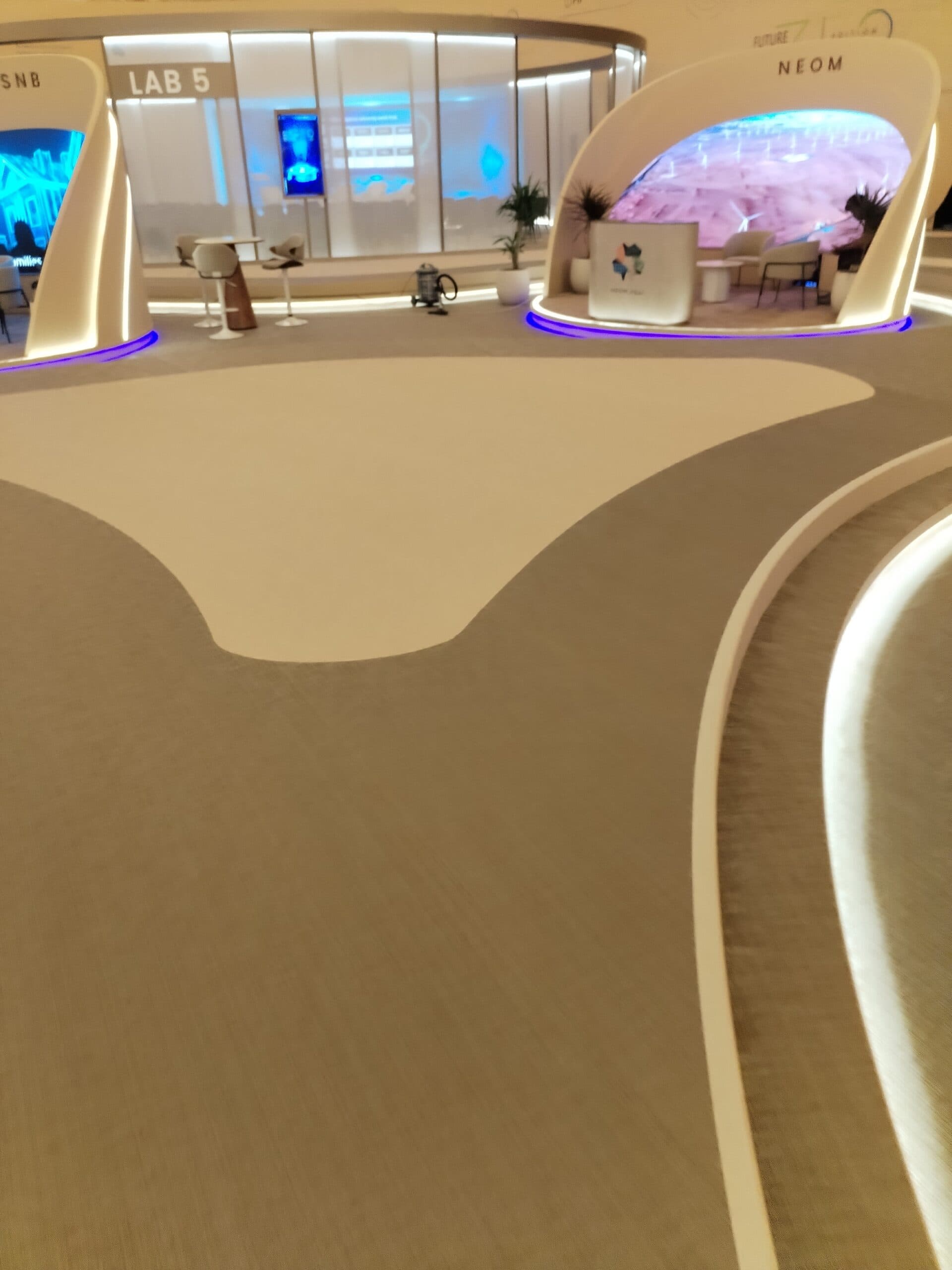 باركيه خشبي بلون بني فاتح