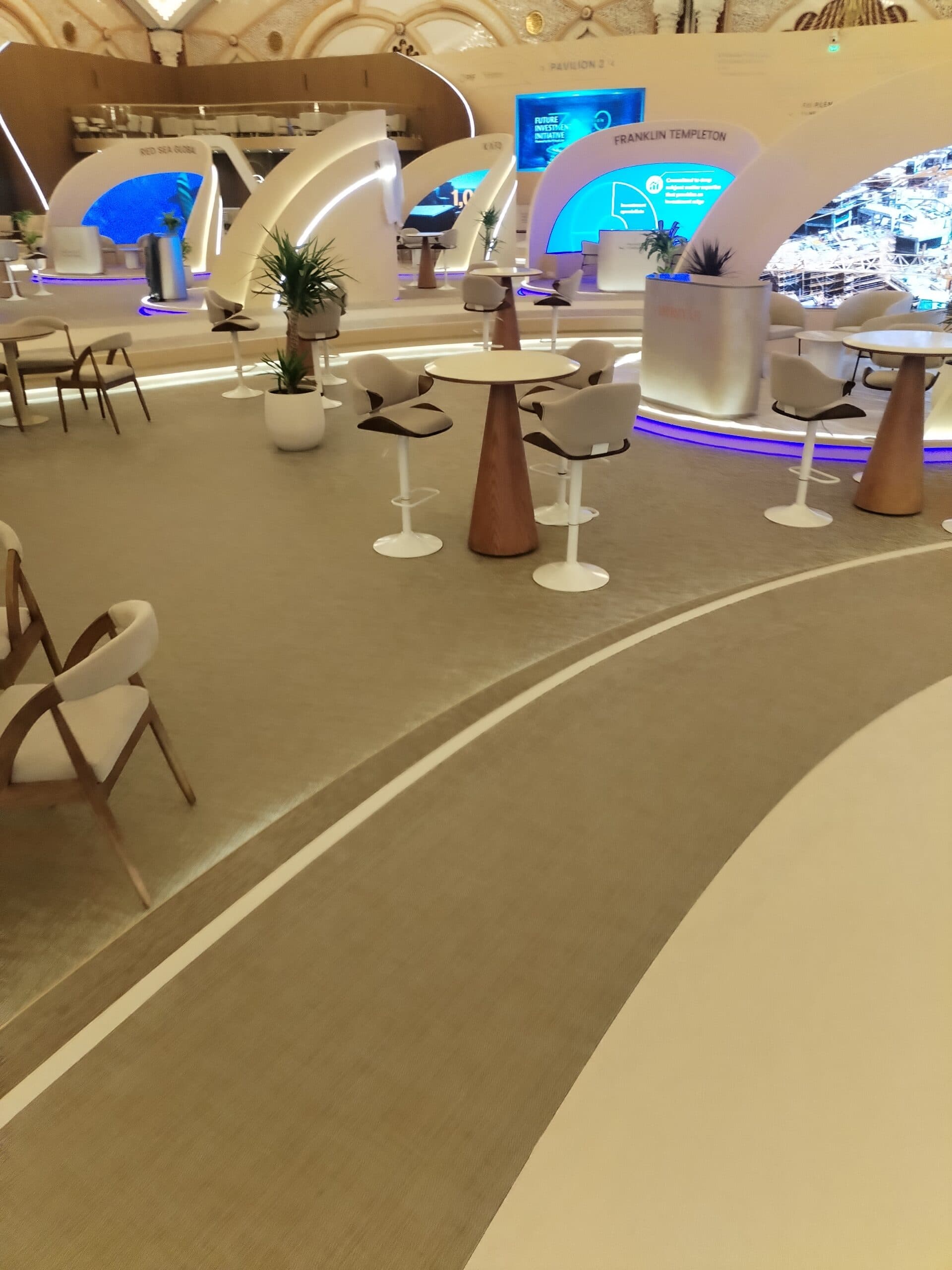 أرضيات باركيه في صالة استقبال فاخرة