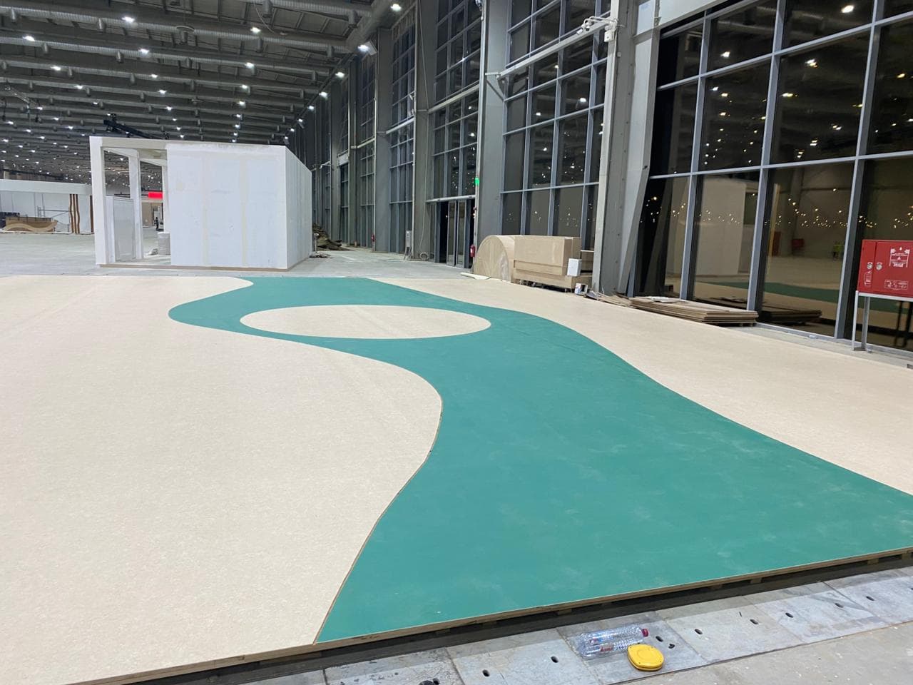 تركيب أرضيات SPC في غرفة نوم