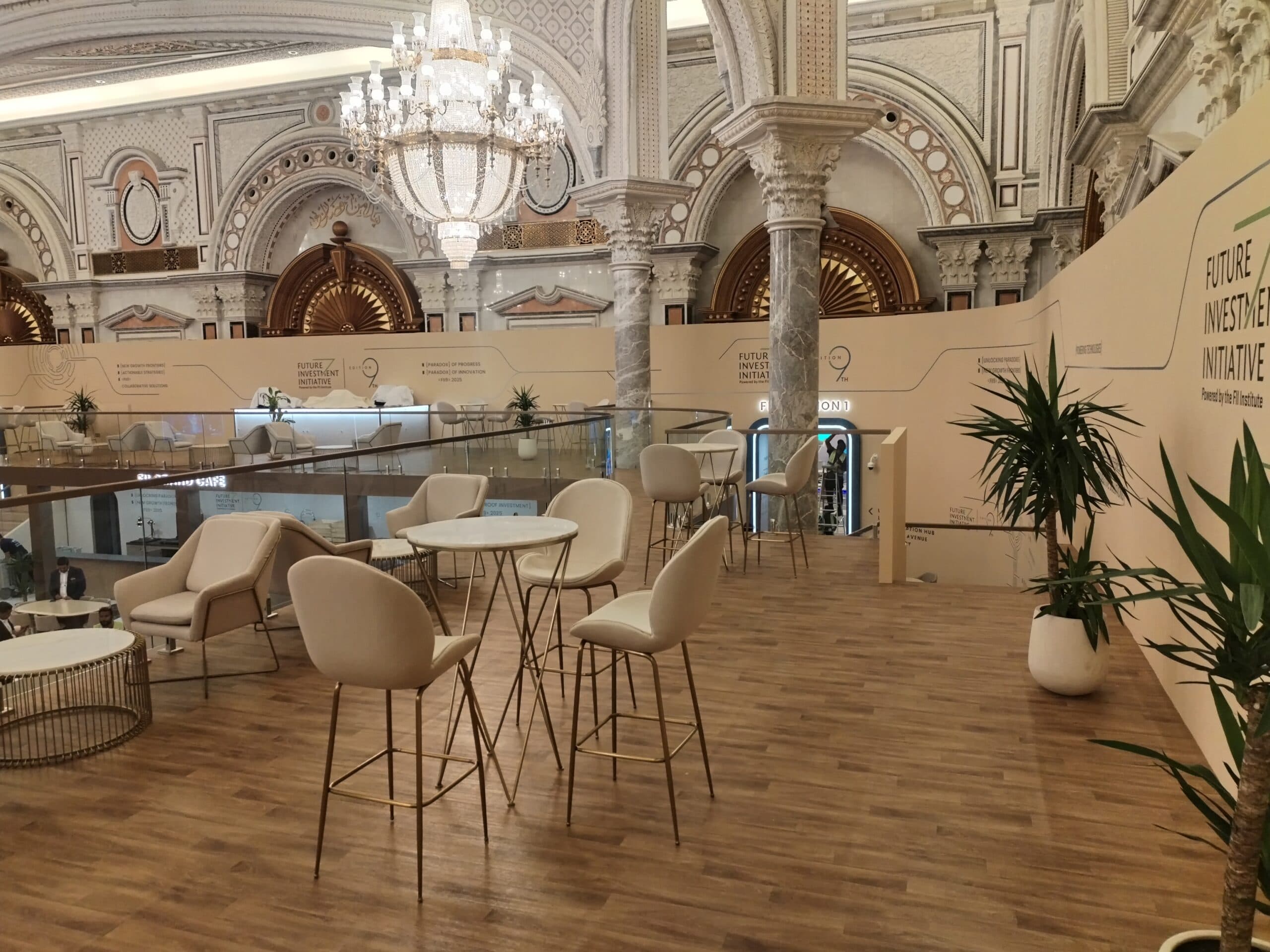 باركيه فاخر في ممر فندق